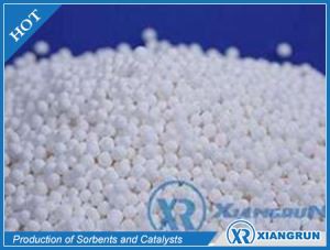 Peletky s aktivovaným oxidem hlinitým